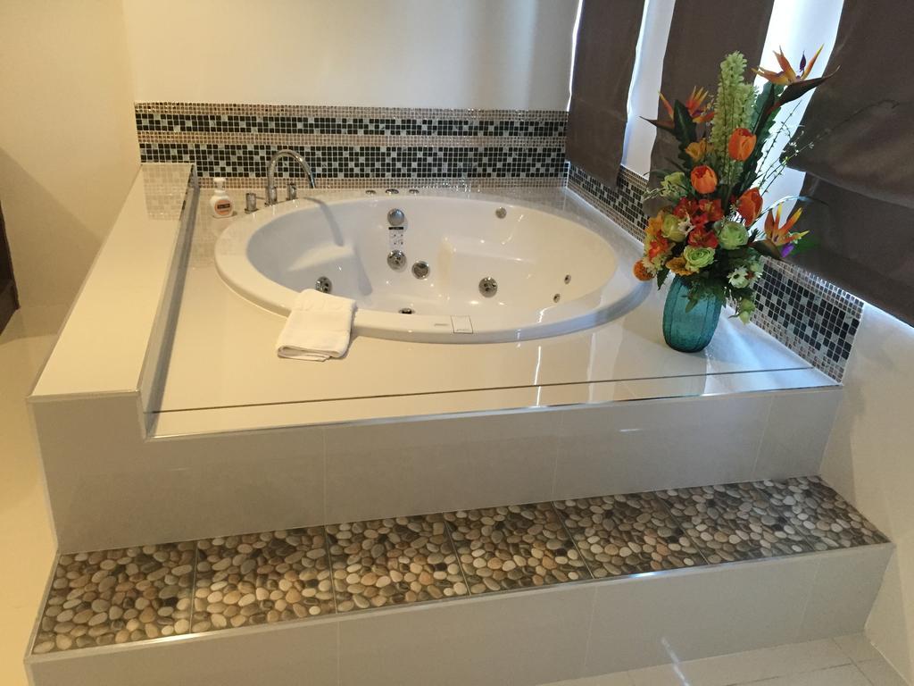 ザ リッチ ホテル ウボンラーチャターニー ウボンラチャタニ 部屋 写真